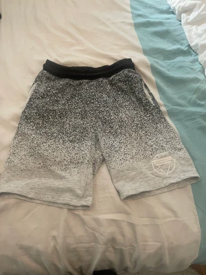 California States shorts - Detta är ett par sköna shorts till sommaren. 80% bomull, 18 polyester & 2% viskos. Med storlek 134/140