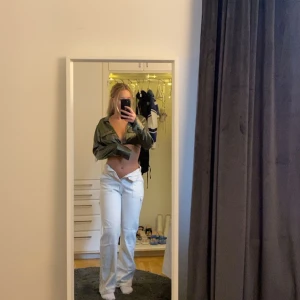 Cargo Jeans  - Cargo jeans från hm som tyvärr blivit för små🤍🤍nypris är 399kr