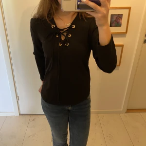 Blus - Gullig blus med justerbar knytning där fram, och öppen rygg där bak. Perfekt som festblus🩷 Det finns ingen lapp därför vet jag inte vart den är från eller vilken storlek, men jag kan tänka mig att det är xs eller s💞