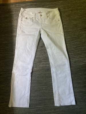 True religion jeans - Säljer ett par jättefina trueys i storlek 30. Köptes för 1200 och har knappt används. Några fläckar men går lätt bort i tvätten. Om du undrar något är det bara att dm:a!  