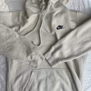 Creme vit Nike hoodie,  storlek s/m🤍 Fint skick, 150kr- gratis frakt