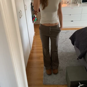 Mönstrade byxor  - As snygga rutiga byxor som är perfekta till hösten. Midwaist och långa, jag är 180cm och de går ner i marken precis på mig. Inga defekter knappt använda🙌