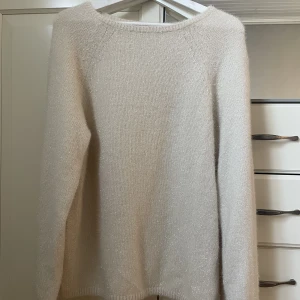 Tröja - Stickad tröja med glitter i s från hm! Använd 2ggr så som ny🫶🏻oversize så passar xs-m beroende på önskad passform! Priset är inklusive frakt 