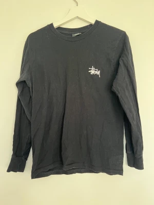 Stussy longsleeve - En långärmad T-shirt från Stüssy i strl S. Använd men bra skick. Något slitet på trycket men tycker bara det ser coolt ut. Säljer pga använder inte längre
