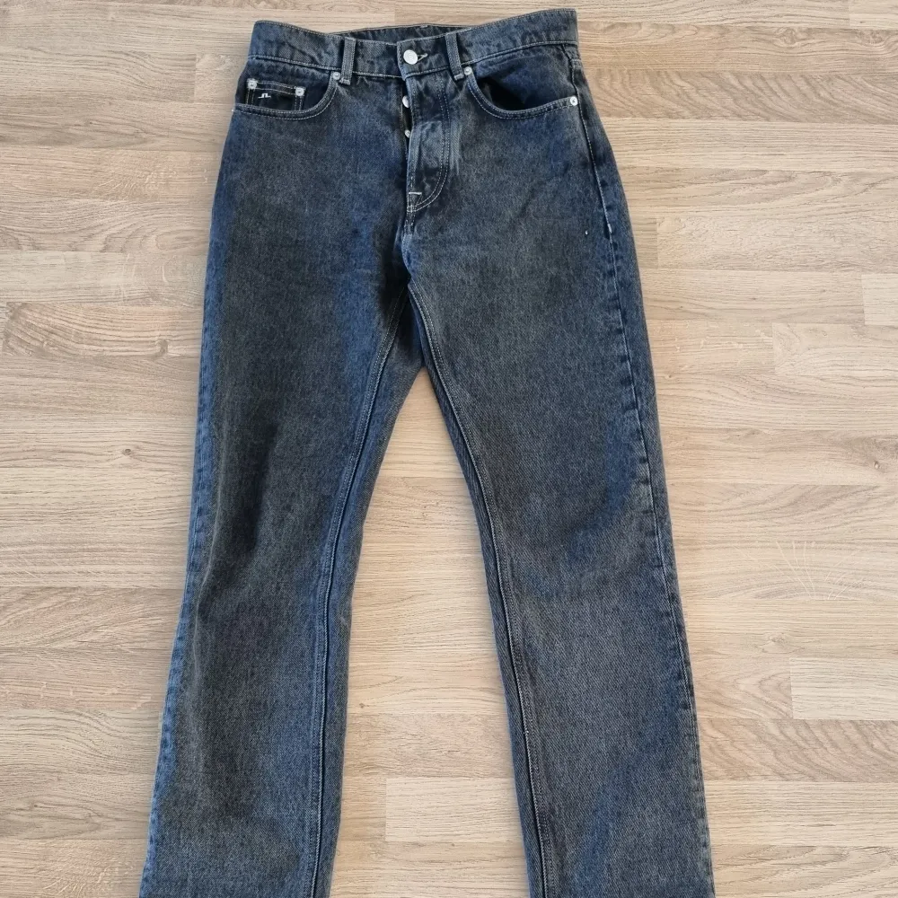 Ett par feta j.lindeberg jeans som är knappt använda. Skick 9/10. Regular fit och jag är 175cm. Jeans & Byxor.