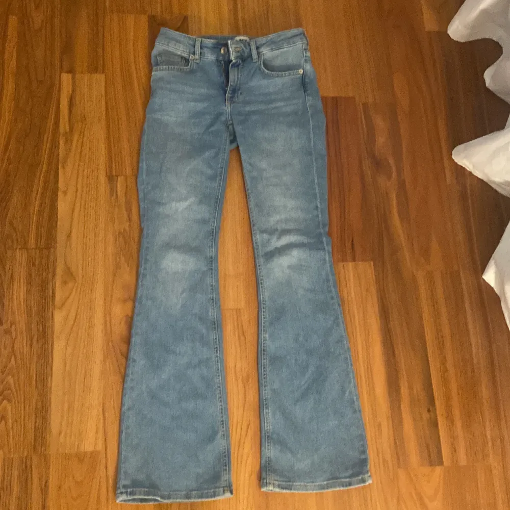 Säljer mina jeans från lager 157 eftersom jag inte använder dom längre. Storlek xs men sitter ganska stort och töjer ut sig, så passar som S❤️. Jeans & Byxor.