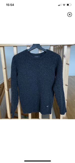 Stickad lammullströja peak performance  - Tja! Säljer nu denna ribbstickade lamullströjan från peak performance. Storlek:M, passar S Skick:8/10. Nypris:1500kr. Kontakta mig för fler bilder eller info!