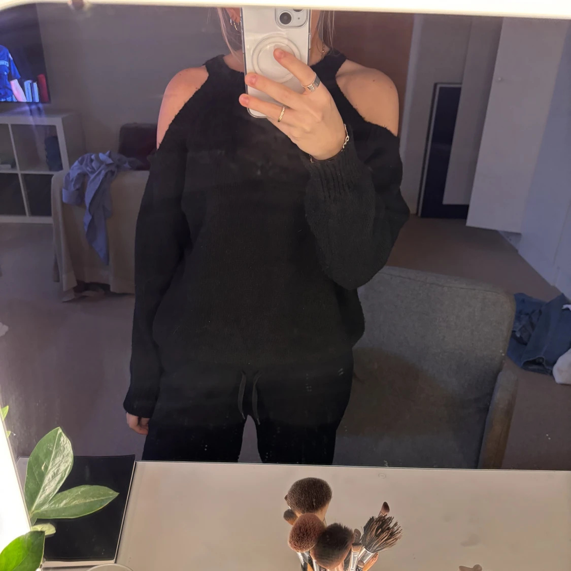 Stickad tröja med öppna axlar 