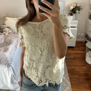 Virkad blus - Så fin virkad topp/blus! Älskar den. Säljs så jag rensar garderoben. Tröjan är från Forever 21 i storlek M.