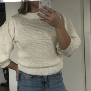 Stickad tröja - Stickad tröja från Gina i storlek S Armarna går lite nedanför armbågarna