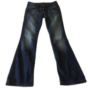Så snygga lågmidjade jeans! Midjemått 74cm Innerbenslängd 76cm 