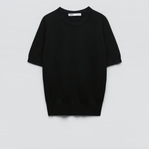 Stickad tshirt - Stickad tshirt från zara i svart. Använt få gånger. Inga defekter vad jag kan se. 