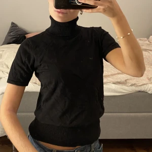 Polo tröja - Så snygg polo ”tshirt” !  Ett perfekt basplagg till höstgarderoben☺️☺️💘 köp gärna genom ” köp nu” för en smidig affär🫶🫶 (spegeln är lite smutig)