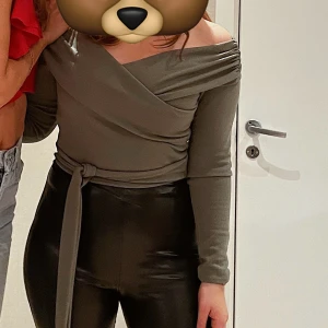 Militärgrön Off the shoulder wrap crop top - Militärgrön omlott top som är crop top. Min bild är dålig då den har filter men andra bilden visar tydligt vad de är för färg. 