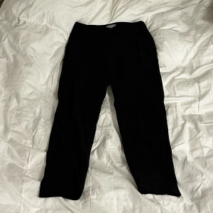 Kostymbyxor - Blå kostymbyxor med vita små prickar, fickor, midwaist. Snygga tycker jag men aldrig använda!