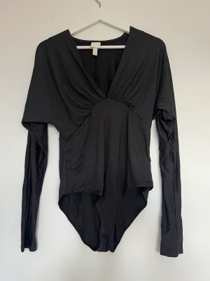Svart body - Svart body från H&M. Aldrig använd. Säljer pga fel storlek. 