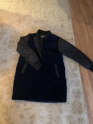 Calvin Klein Mörkblå/Svart Dam Jacka - En fin fodrad Calvin Klein dam jacka som är perfekt till vintern. Strl S Använd i gott skick men visar ändå inte mycket tecken på det.