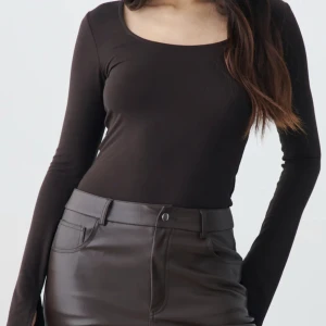 Topp  - Mörkbrun topp med slits i ärmarna, från GINA TRICOT och endast använd två gånger, som ny