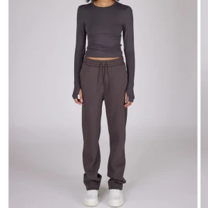 Säljer dessa helt nya LXA mjukisbyxorna❤️❤️ - De är super fina men tyvärr för långa för mig❤️ De är från Linn Alborgs märke LXA❤️ Nypris-590kr Annars sitter de super snyggt❤️ Hör av er vid frågor❤️