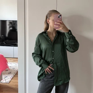 mörkgrön skjorta - Fin mörkgrön skjorta i siden/silke med fina knappar från Zara i storlek XS. Sparsamt använd och i mycket bra skick.  Hör av dig om du undrar något!☺️👋🏼✨🤍
