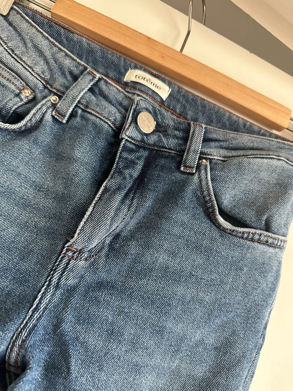 Endast testade sen har de legat i garderoben pga fel storlek.  Nypris:2100:- Storlek 25/32 Modell: straight. Jeans & Byxor.