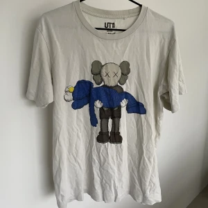 KAWS T-shirt  - Kaws Uniqlo T-shirt (Lovar jag stryker den innan den fraktas 😁