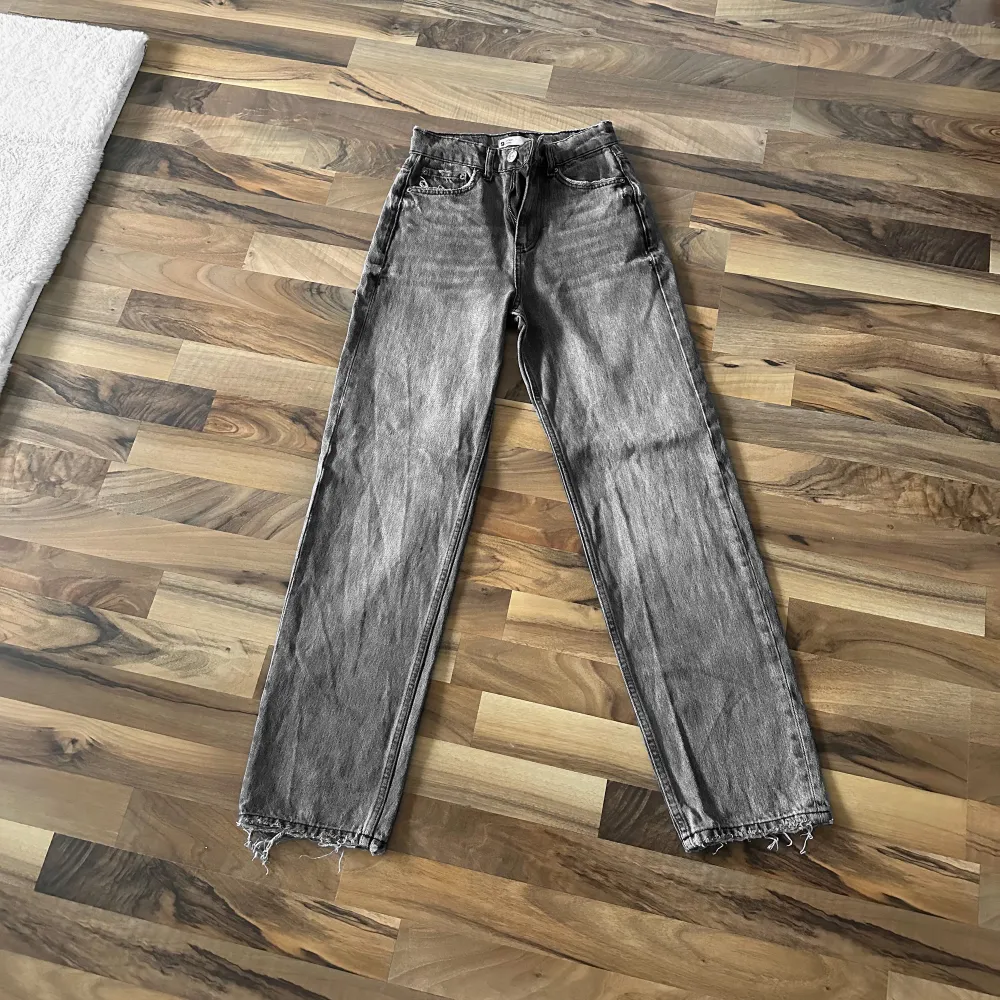 Mörkgråa högmidjade jeans från Gina Tricot. Nypris: 499kr. Jeans & Byxor.