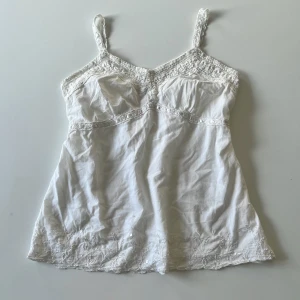 Vit topp - Vit gullig topp med pärlor och spets 💕 Knytning i ryggen