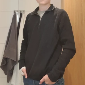 Jack and jones halfzip - Tja säljer denna halfzip då den är för stor. Den är storlek xl men passar mindre. Han i bilderna är 178 och väger 65 kg och brukar bära s/m. Nypris 600 kr. Skick 9/10. Skriv om du undrar något.