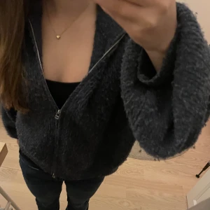 stickad kofta  - Super fin mörkblå stickad kofta med stora ärmar! Koftan är i storlek Xl men passar en som är S om man vill ha den lite oversized!❤️Ser mycket mer nopprig ut på bild än irl, irl ser den bara stickad ut haha🥰köp direkt för 399 eller lägg prisförslag❤️