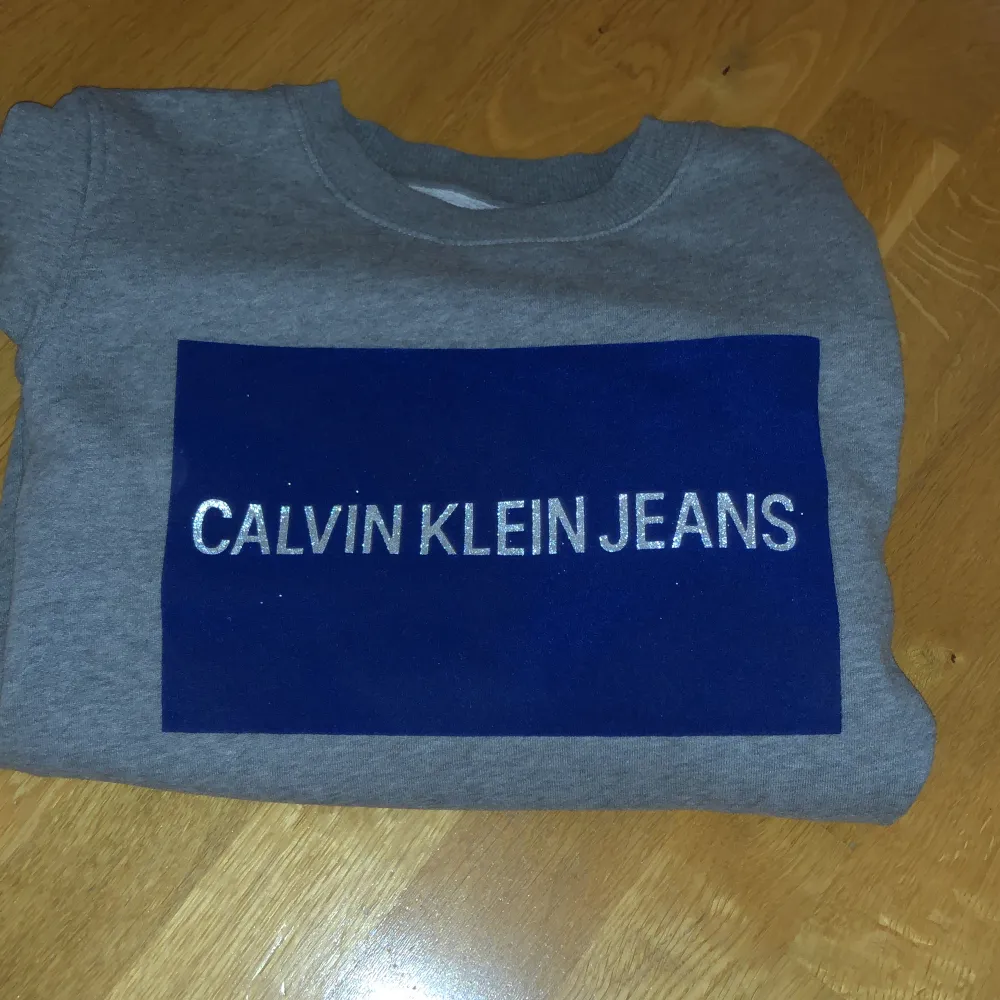 Calvin Klein jeans tröja, använd några gånger. Den är väldigt fin och mjuk inuti. Passar till allt.. Tröjor & Koftor.