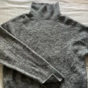 Säljer denna stickade tröja med en liten krage som passar perfekt till vintern. Jätte bra skick! Pris går att diskutera 