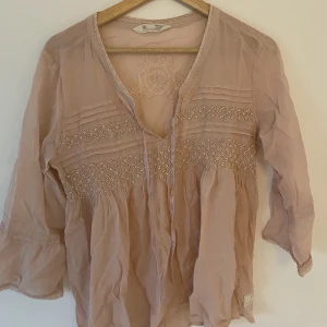 Odd Molly blus - Rosa odd molly blus som är tre-kvarts ärmad. Den är inte stuken så den är lite skrynklig på bilden men den är i väldigt fint skick! 
