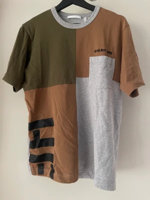 Helmut lang t-shirt - Tjena! Säljer nu min Helmut lang T-shirt eftersom den bara hänger i min garderob i tar plats. Inte använd alls och den är i nyskick/ skriv vid intresse