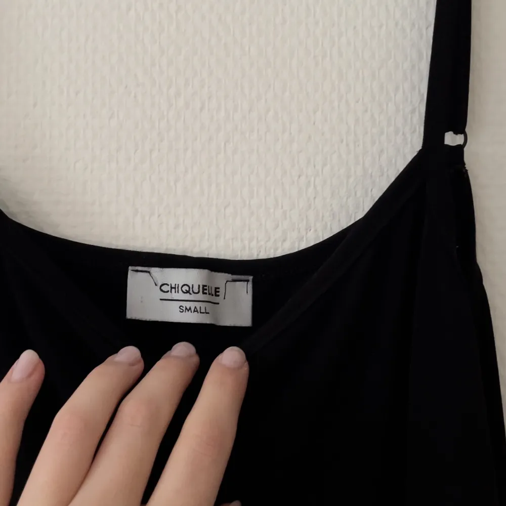 Så fin klänning från Chiquelle. Soft maxi klänning, slutsåld online. Storlek S. Klänningar.