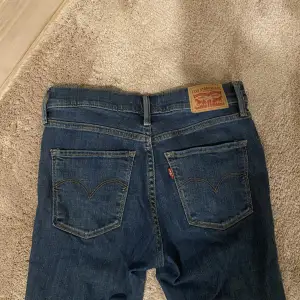 Säljer lågmidjade Bootcut jeans från Levis! Säljer eftersom att storleken tyvärr inte passar mig längre💙 kontakta för mer bilder på jeansen 