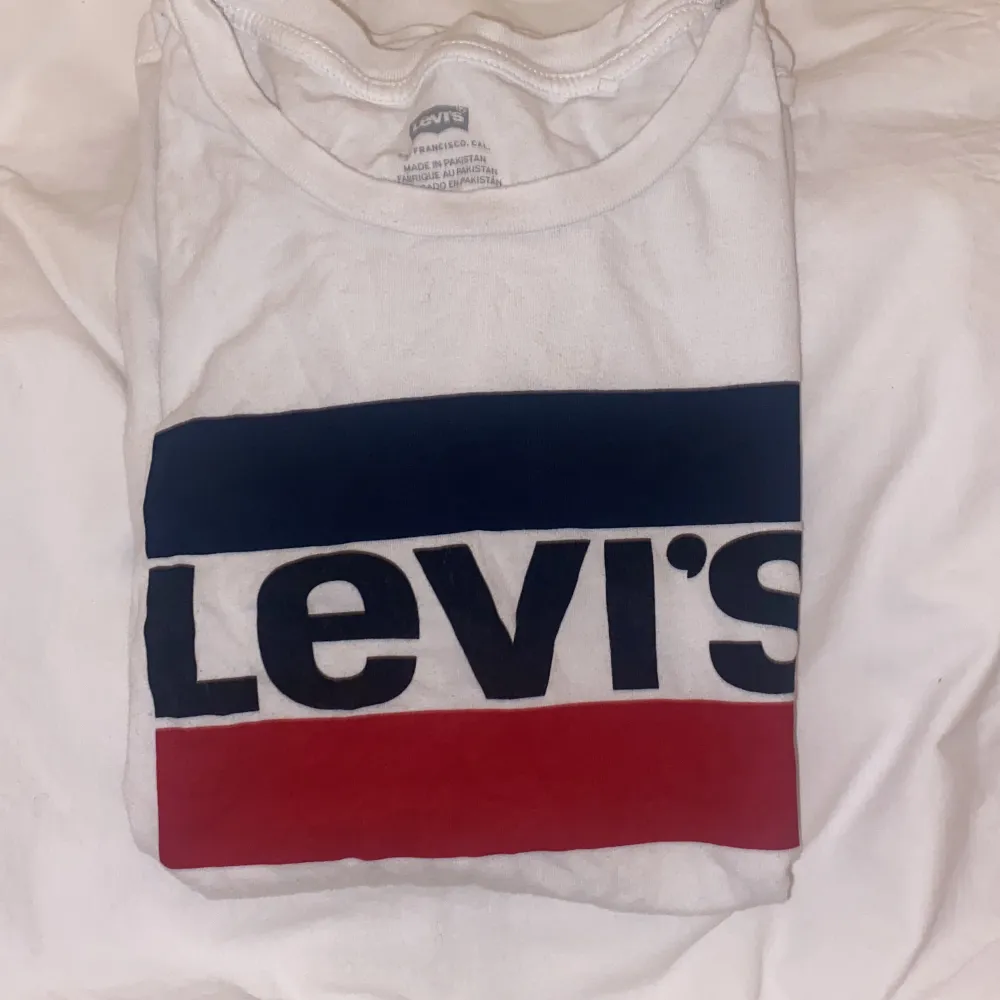 Ursnygg vit Levis t shirt! Inga tecken på användning alls! Kom privat för mer info eller bilder . T-shirts.