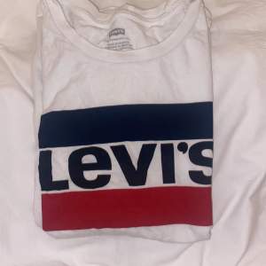 Ursnygg vit Levis t shirt! Inga tecken på användning alls! Kom privat för mer info eller bilder 