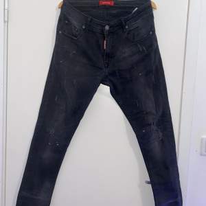 Dsq 2 jeans storlek M Bra kvalitet  Har inte haft på dom mycket Sköna och bra passform Skinny/slimfit Pris kan diskuteras 