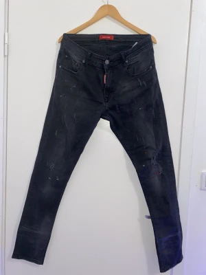 Dsq 2 jeans  - Dsq 2 jeans storlek M Bra kvalitet  Har inte haft på dom mycket Sköna och bra passform Skinny/slimfit Pris kan diskuteras 
