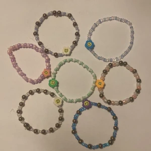 Armband  - Säljer dessa hemmagjorda armband i ett pack för endast 30kr eller 10kr styck! Plus fralt 