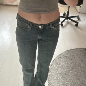Jeans  - Säljer dessa snygga lågmidjade jeansen från weekday eftersom de ej passar längre. Köpta för 600, men säljer för 350kr. (Pris kan diskuteras). Hör av er om ni är intresserade💗