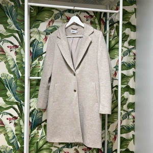 Kappa - Kappa från Only i mjukt material. Ej fodrad. Bra skick