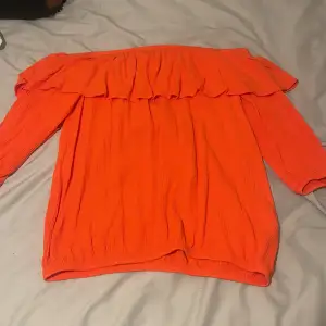 En orange offshoulder tröja. Ärmarna kommer till armvecket, sparsamt använd och har inga defekter. Köpt i LC waikiki i turkiet.
