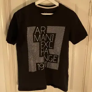 Svart t-shirt från Armani med vitt tryck. Storlek M, bra skick!