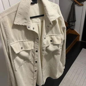 Tunn jacka - Tunn jacka med knappar