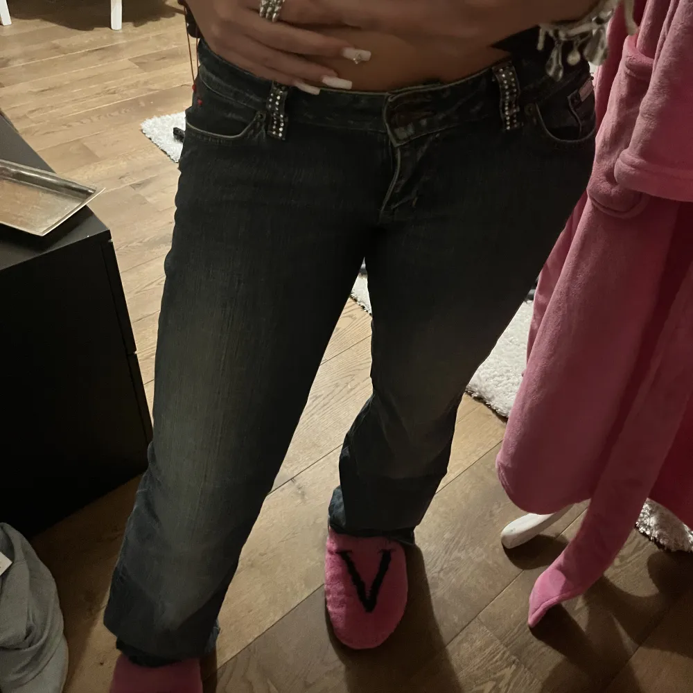 sååå snygga lågmidjade jeans med detaljer på ena bakfickan 🤍 jag är 163cm för referens! kom privat för mer info . Jeans & Byxor.