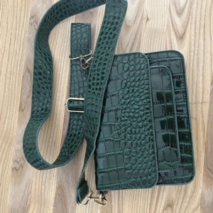 Grön Axel väska  - Super snygg Användes 1 gång utomlands  Ett enda stort fack inuti  