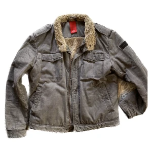 Grå jacka - Så cool jacka! Sött broderi på ryggen. Bra höst jacka inte för varm men inte för kall! Lite fluffig innuti, skriv så skickar jag fler bilder! Inte sätt några defekter. Strlk L