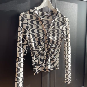 Blus/topp - Funderar på att sälja min super super snygga blus/topp ifrån zalando. Den är i nyskick och är hur snygg som helst med en svart bh under. Toppen är i tunnt material och genomskinlig med struktur vid brösten. Köpt för 299, kom med prisförslag 🤍🌸